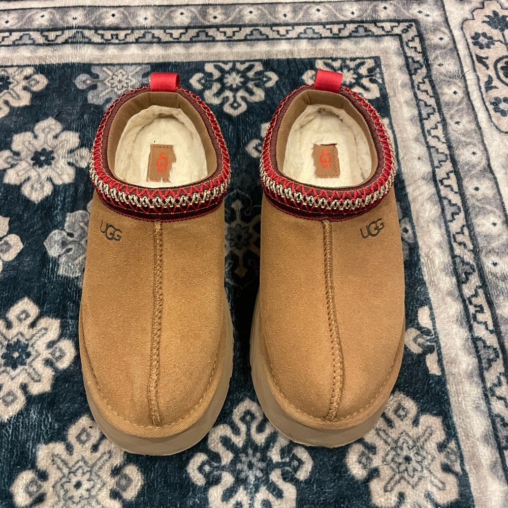 Like new woman UGG® Women's Tazz Platform Slippers size 7